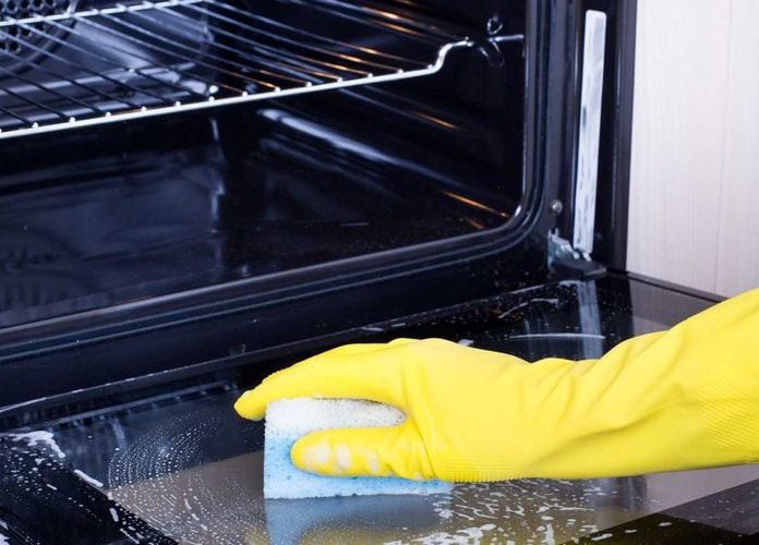 cleaning-oven-GettyImages-517797998